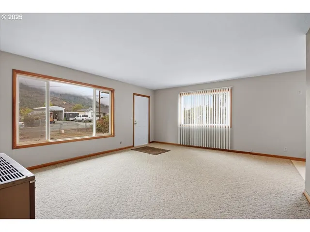 $239,500 | 1048 Seeley Street, Myrtle Creek, OR 97457