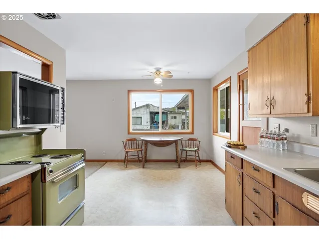 $239,500 | 1048 Seeley Street, Myrtle Creek, OR 97457