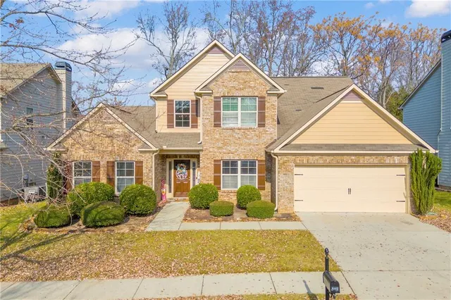 a view of a house with a yard