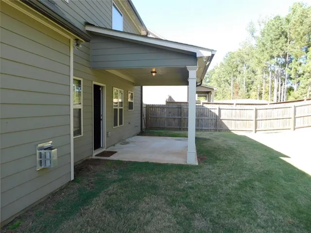 a view of a backyard