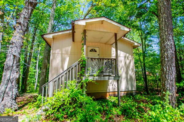 a view of a back yard