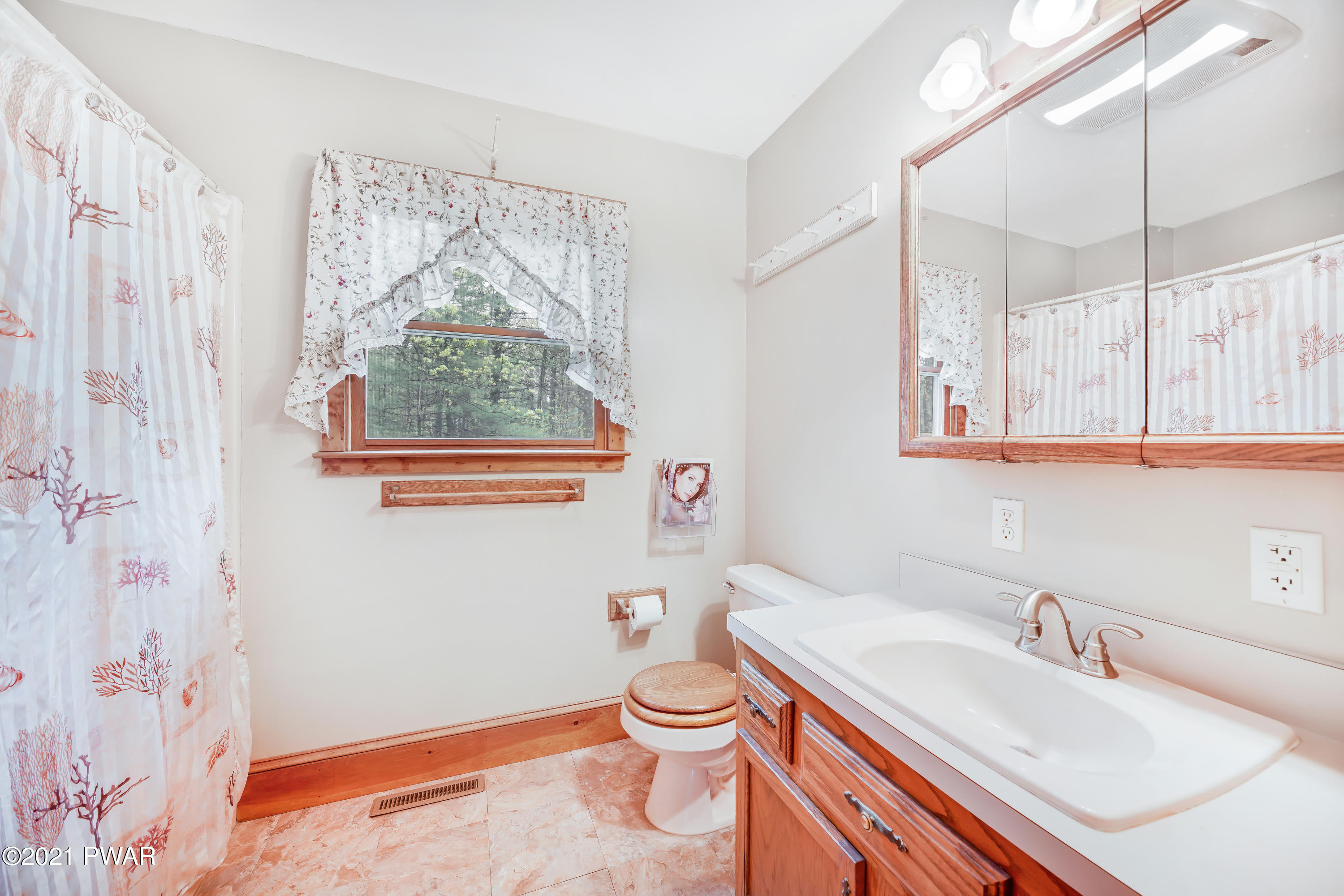 187 Pedersen Ridge Road Milford, PA 18337 - Photo 20 of 35 DSC09175fuse