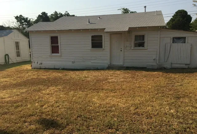 a view of a backyard