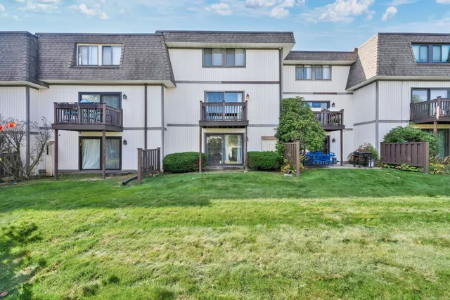 a view of a house with backyard and garden
