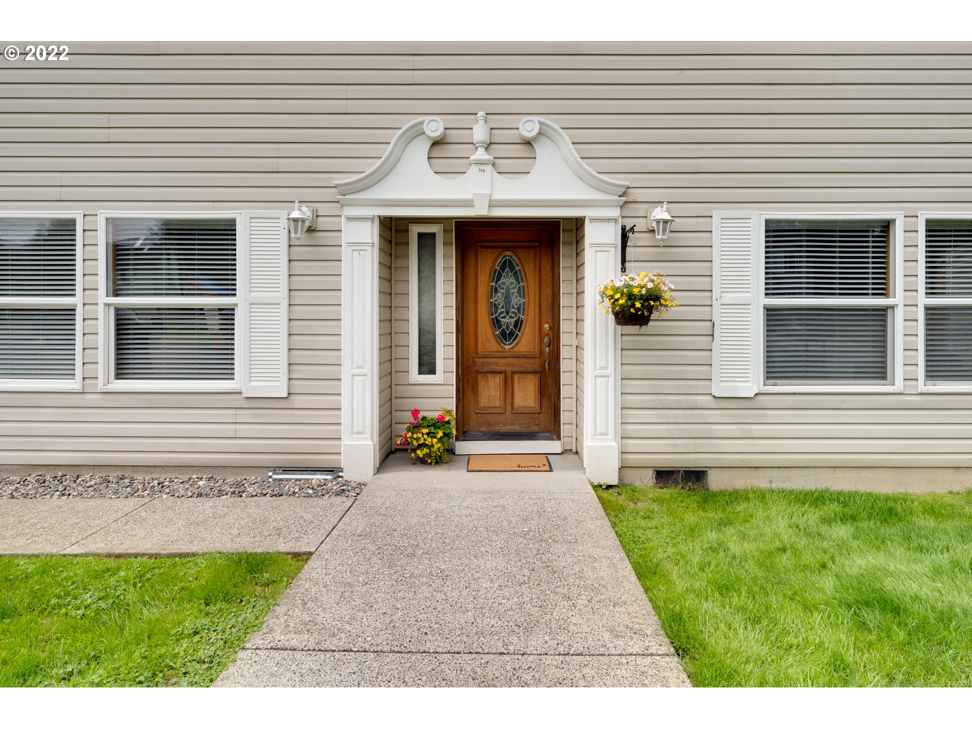 34 Depot Street Ridgefield, WA 98642 - Photo 2 of 32 a front view of a house with garden