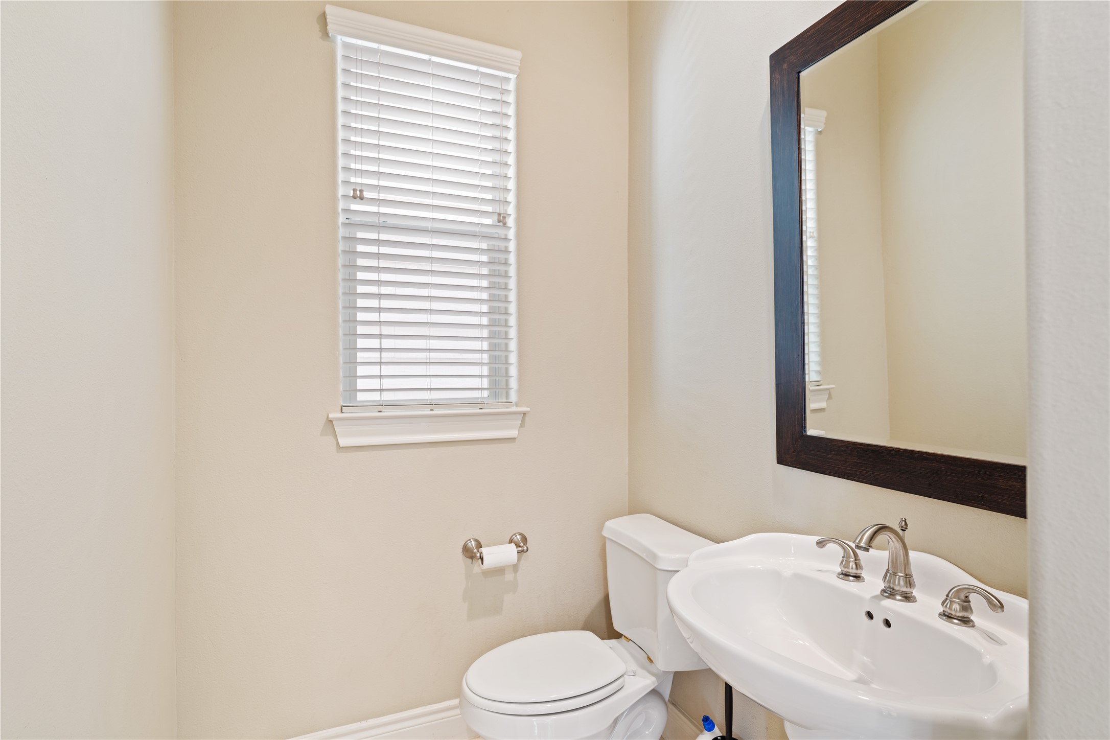 2830 Sherwin Street Houston, TX 77007 - Photo 14 of 26 Second floor powder bath.