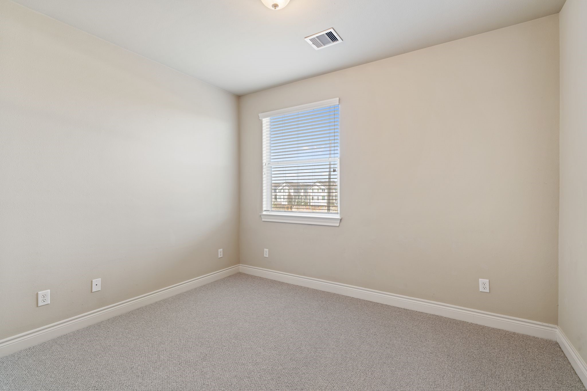 2830 Sherwin Street Houston, TX 77007 - Photo 22 of 26 Additional view of secondary bedroom with no furnishings.