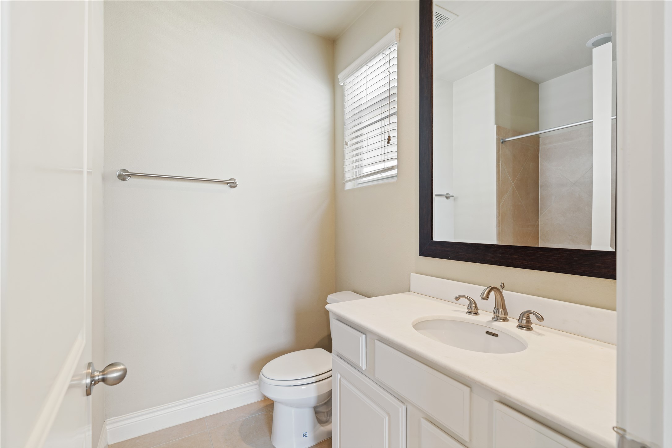 2830 Sherwin Street Houston, TX 77007 - Photo 23 of 26 Private bath with tub/shower serving the previously photographed bedroom.