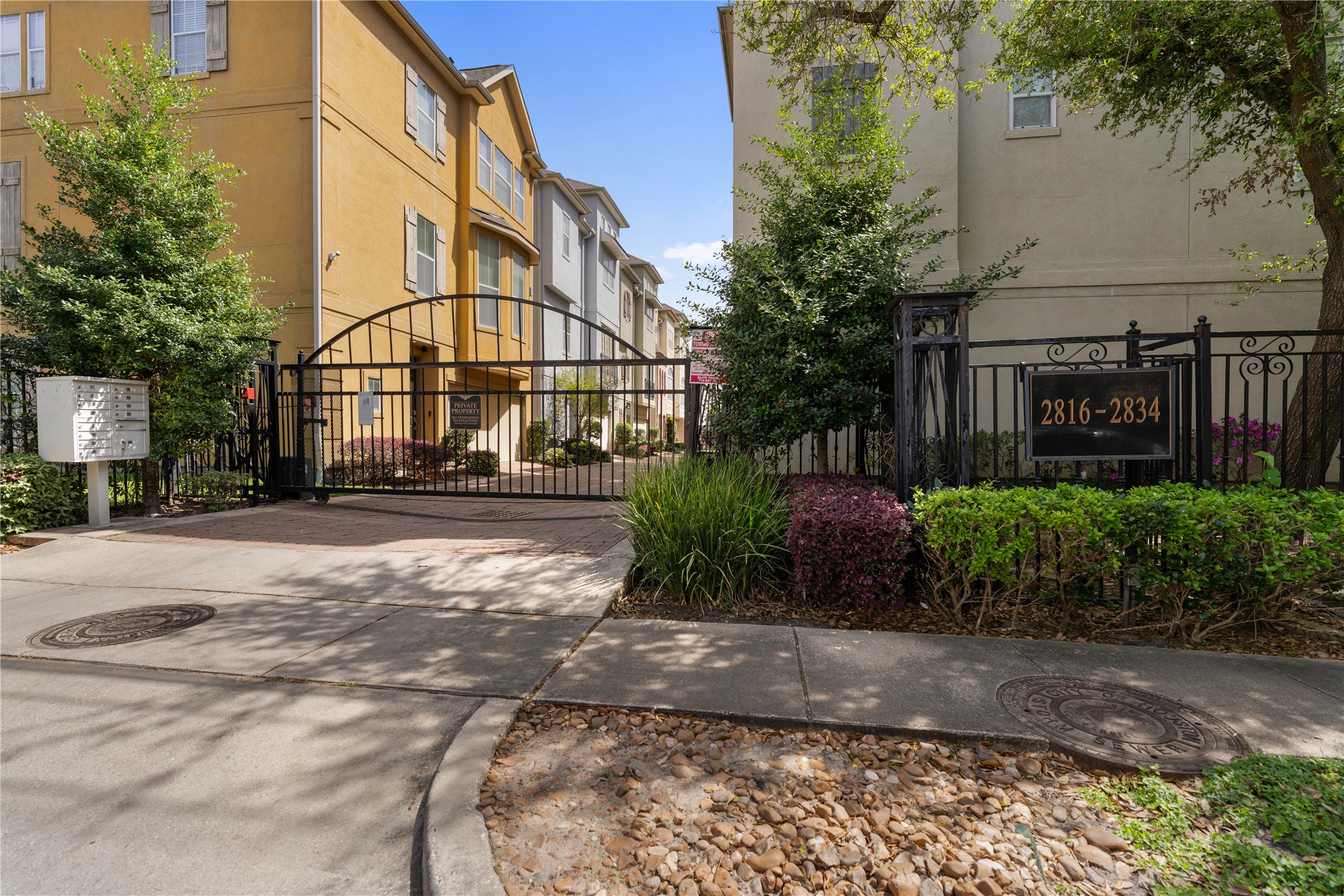 2830 Sherwin Street Houston, TX 77007 - Photo 25 of 26 Don't miss this wonderful opportunity for a nicely maintained 3 bedroom/3.5 bath FREE STANDING home in a GATED community with a LARGE YARD!