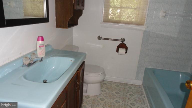 69 Nottingham Road Hagerstown, MD 21740 - Photo 11 of 14 Bath