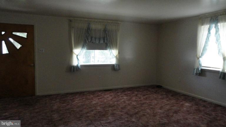 69 Nottingham Road Hagerstown, MD 21740 - Photo 4 of 14 Living Room
