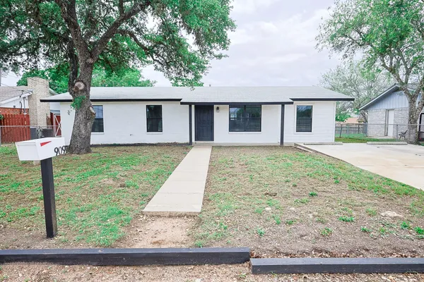 $194,950 | 909 East Sarah Street, Cuero, TX 77954