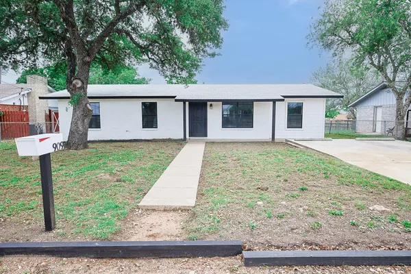 $194,950 | 909 East Sarah Street, Cuero, TX 77954