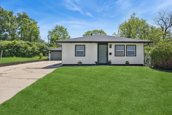 a view of a house with yard