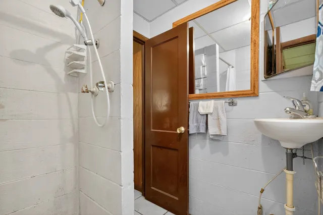 a picture of a park bench