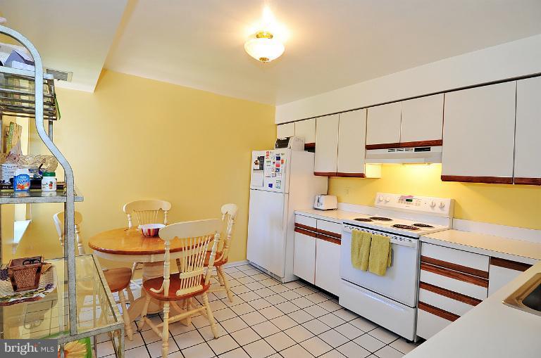 2903 Fallstaff Road, Unit 502 Baltimore, MD 21209 - Photo 1 of 16 Kitchen