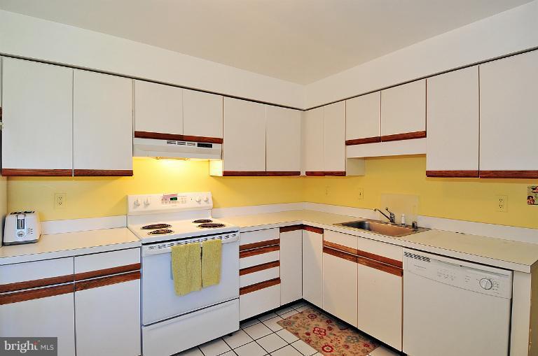2903 Fallstaff Road, Unit 502 Baltimore, MD 21209 - Photo 7 of 16 Kitchen