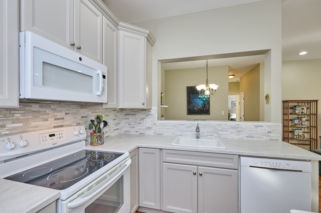 1014 Gazebo Circle, Unit 1014 Reading, MA 01867 - Photo 4 of 23