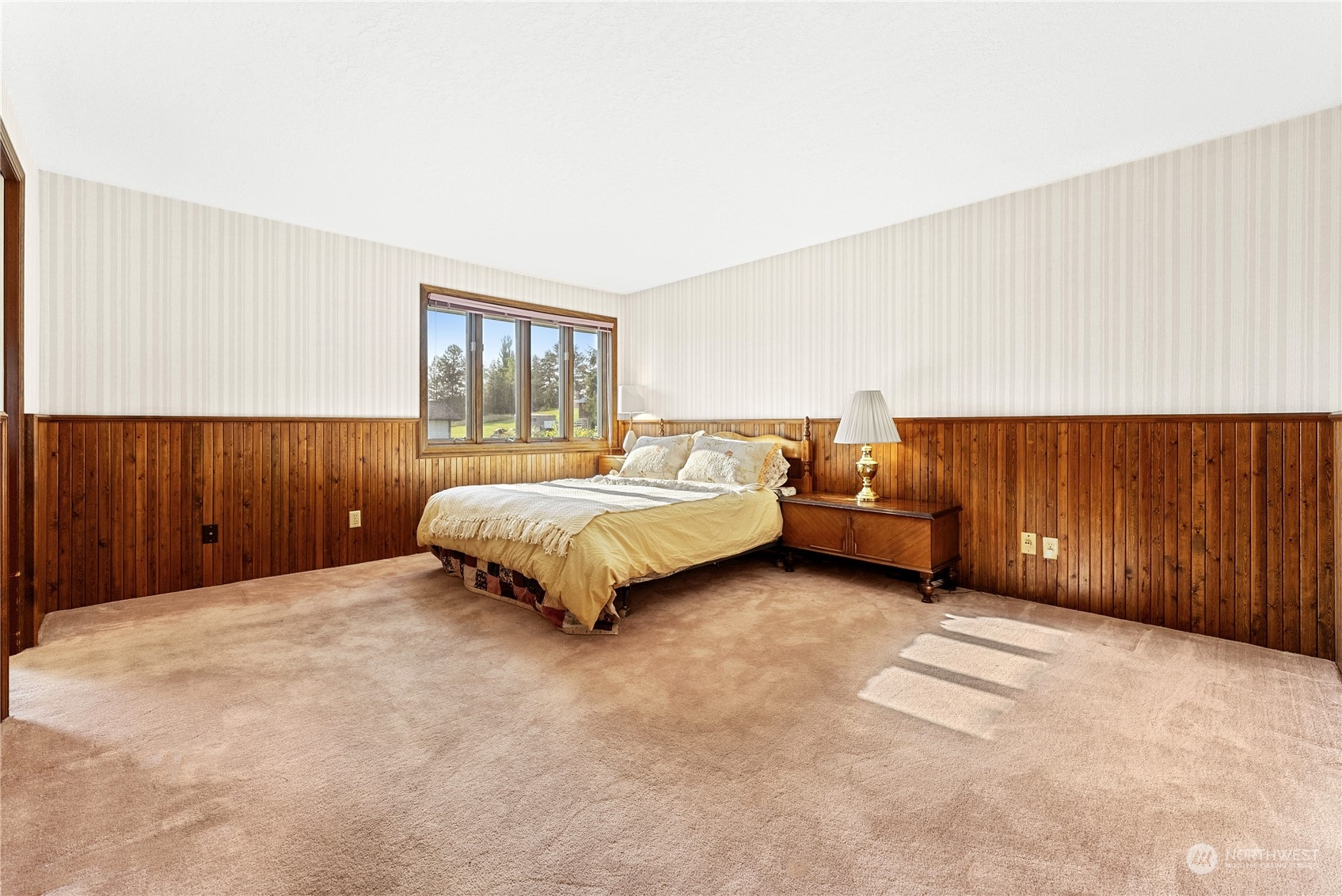 10 Pogue Road Okanogan, WA 98840 - Photo 18 of 40 a bedroom with a bed and a closet