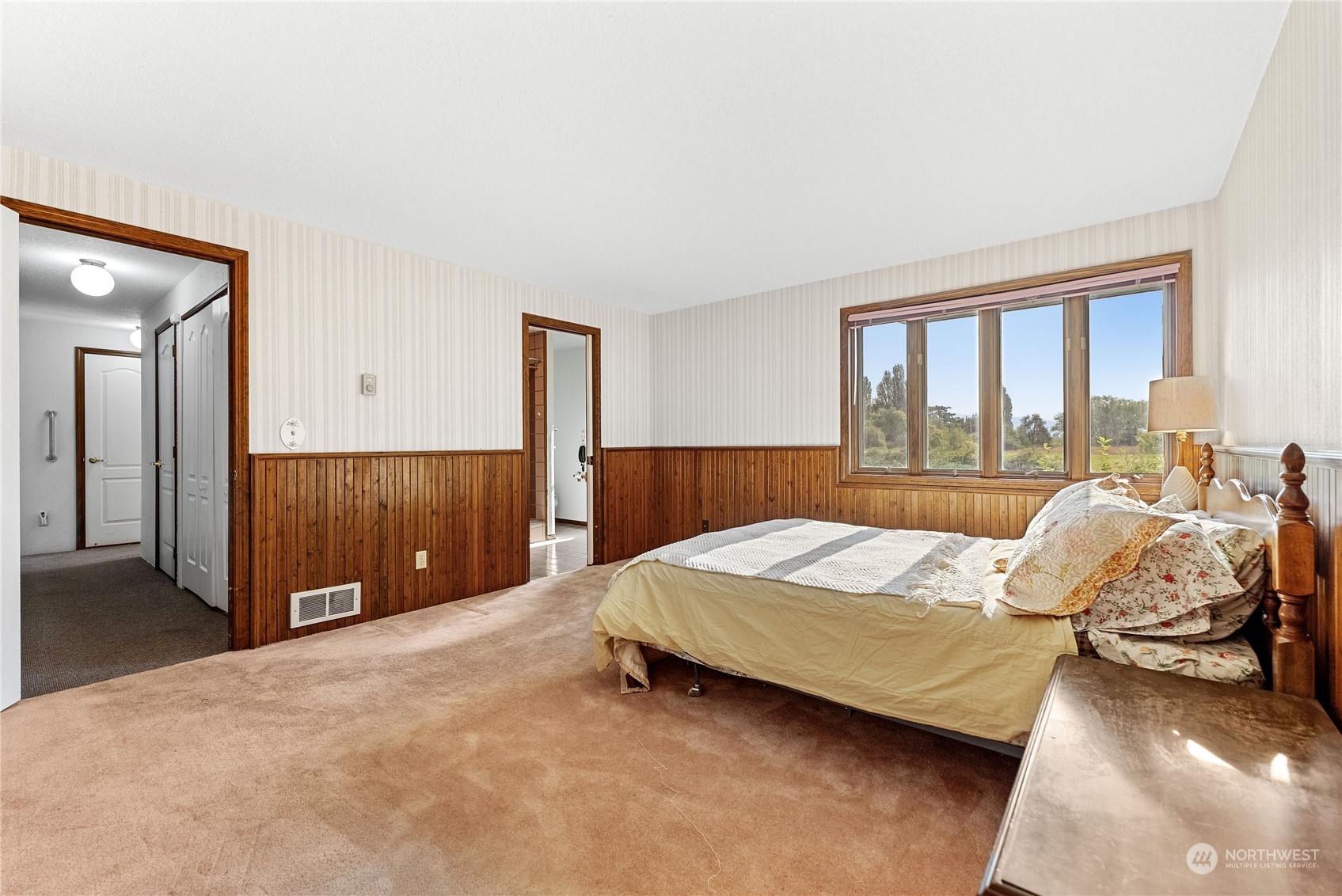 10 Pogue Road Okanogan, WA 98840 - Photo 19 of 40 a bedroom with a bed and a large window