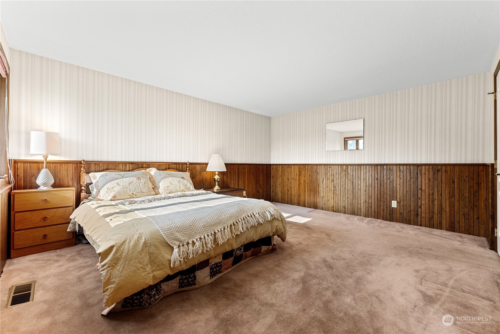 10 Pogue Road Okanogan, WA 98840 - Photo 20 of 40 a spacious bedroom with a bed and a couch