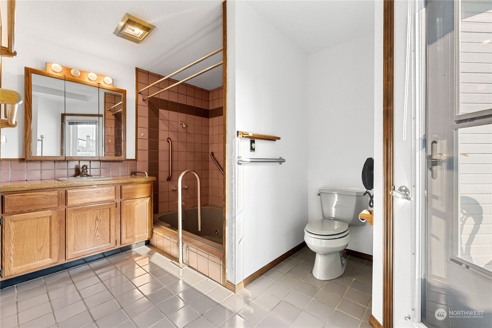 10 Pogue Road Okanogan, WA 98840 - Photo 21 of 40 a spacious bathroom with a granite countertop sink toilet and shower