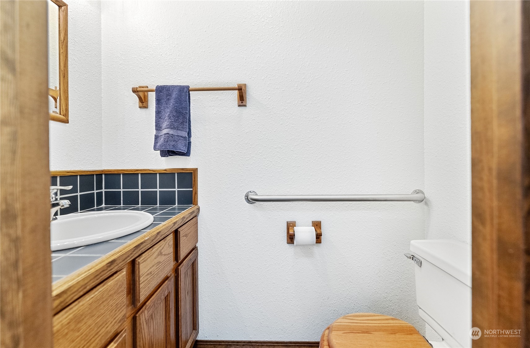 10 Pogue Road Okanogan, WA 98840 - Photo 25 of 40 a bathroom with a granite countertop sink and a mirror