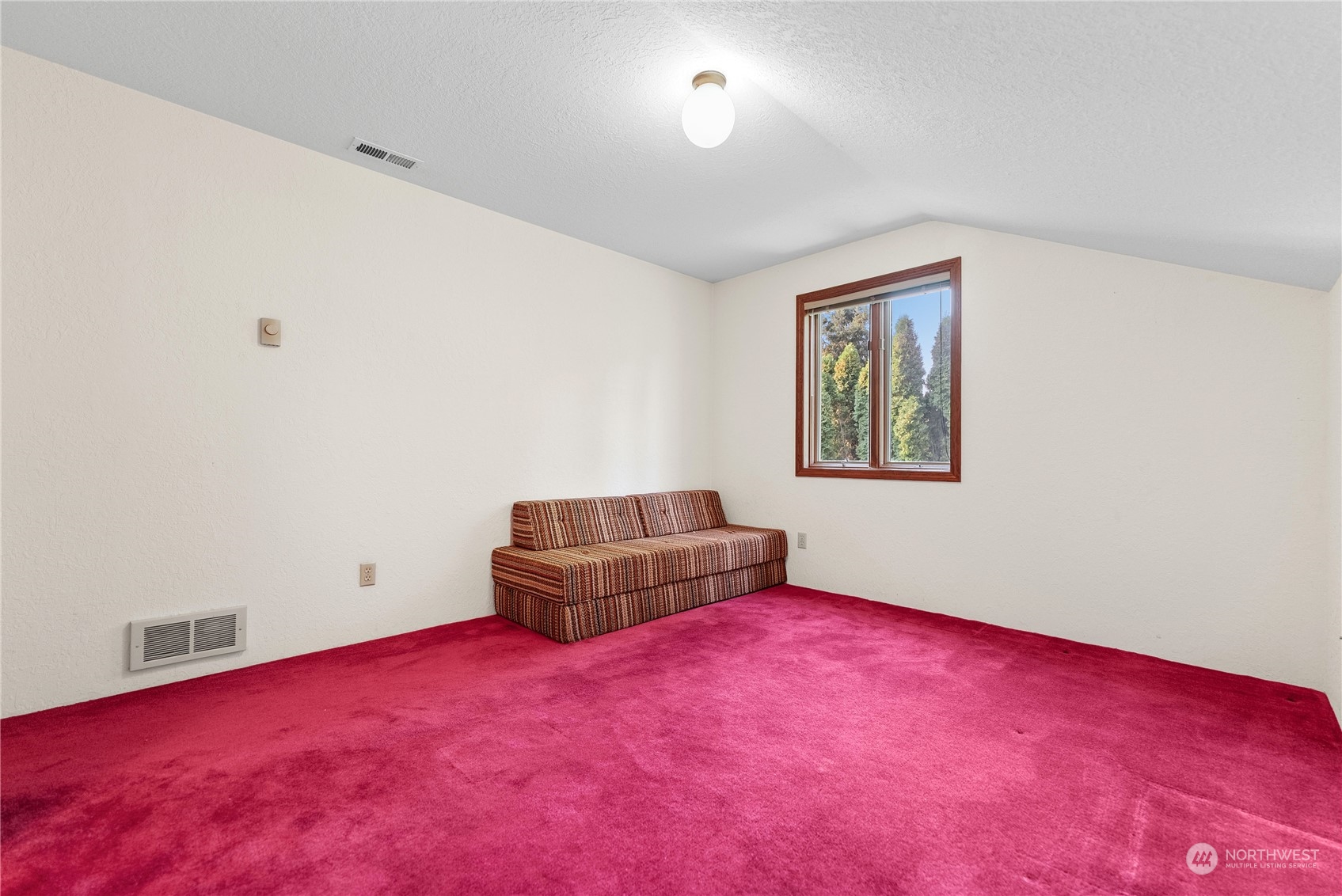 10 Pogue Road Okanogan, WA 98840 - Photo 28 of 40 an empty room with window