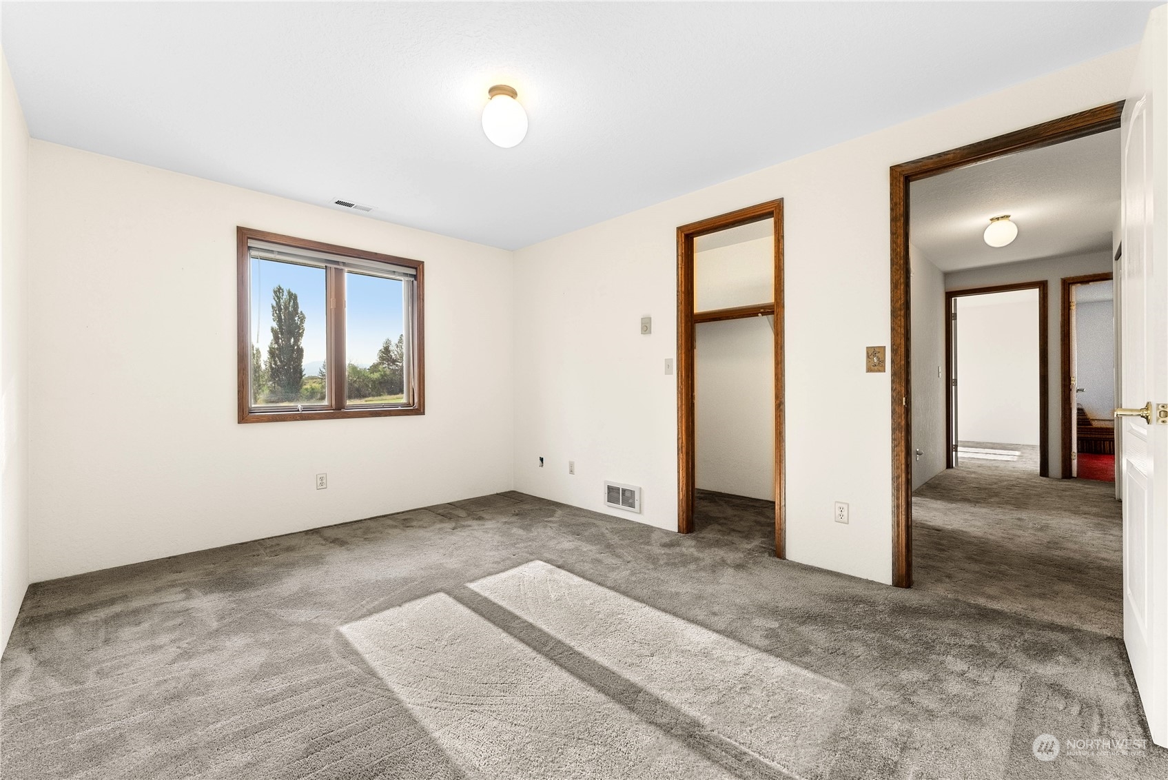 10 Pogue Road Okanogan, WA 98840 - Photo 31 of 40 an empty room with windows and closet