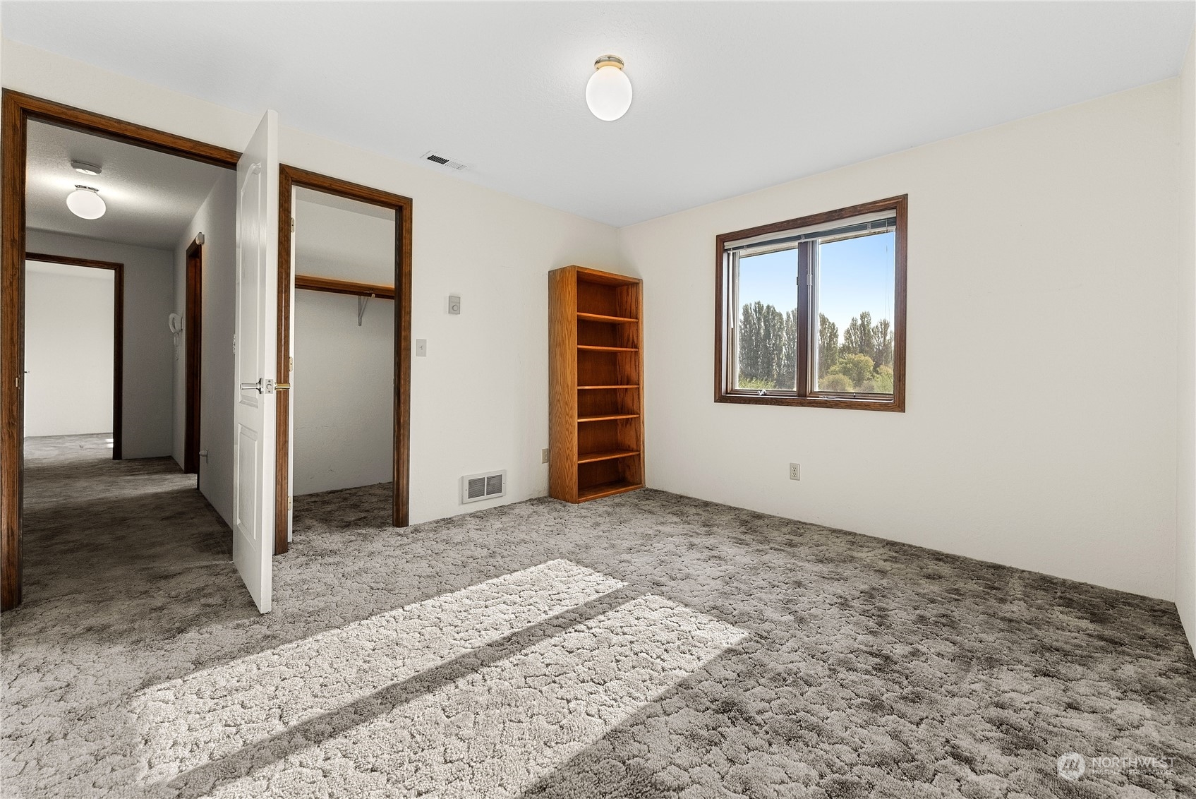 10 Pogue Road Okanogan, WA 98840 - Photo 33 of 40 an empty room with windows and closet