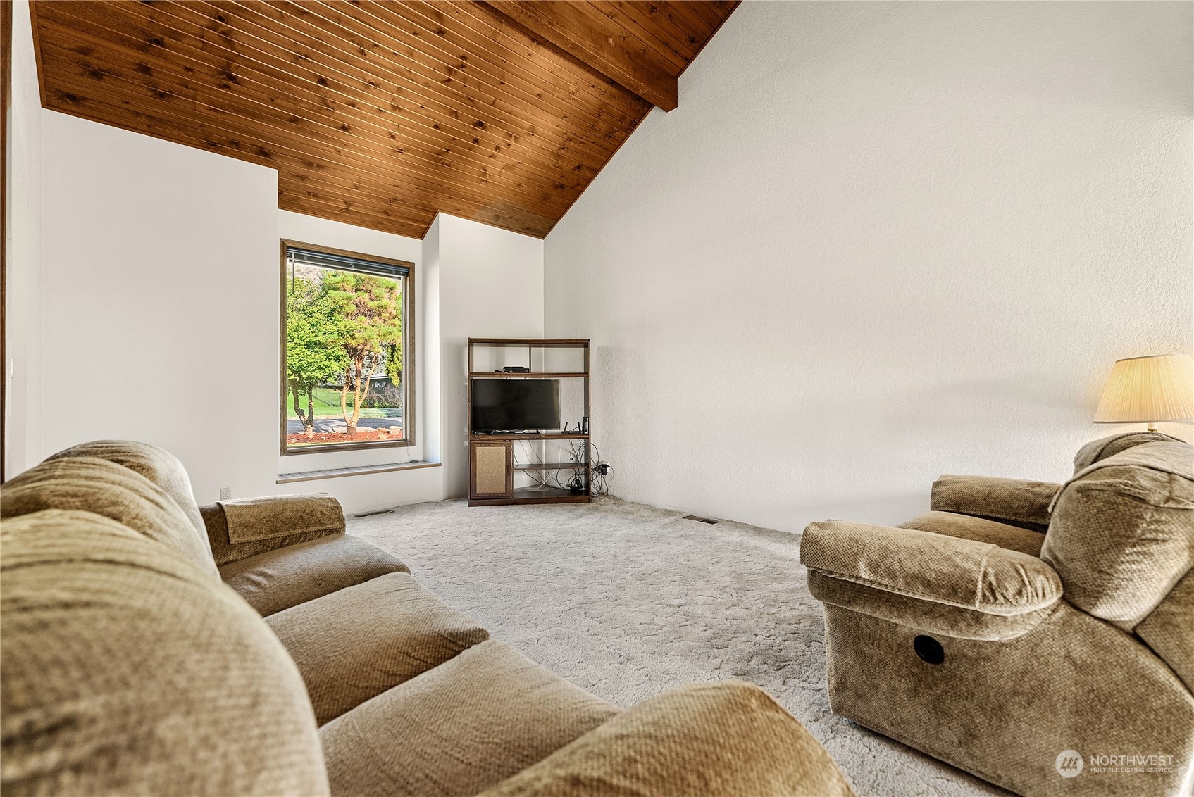 10 Pogue Road Okanogan, WA 98840 - Photo 10 of 40 a living room with furniture and a flat screen tv