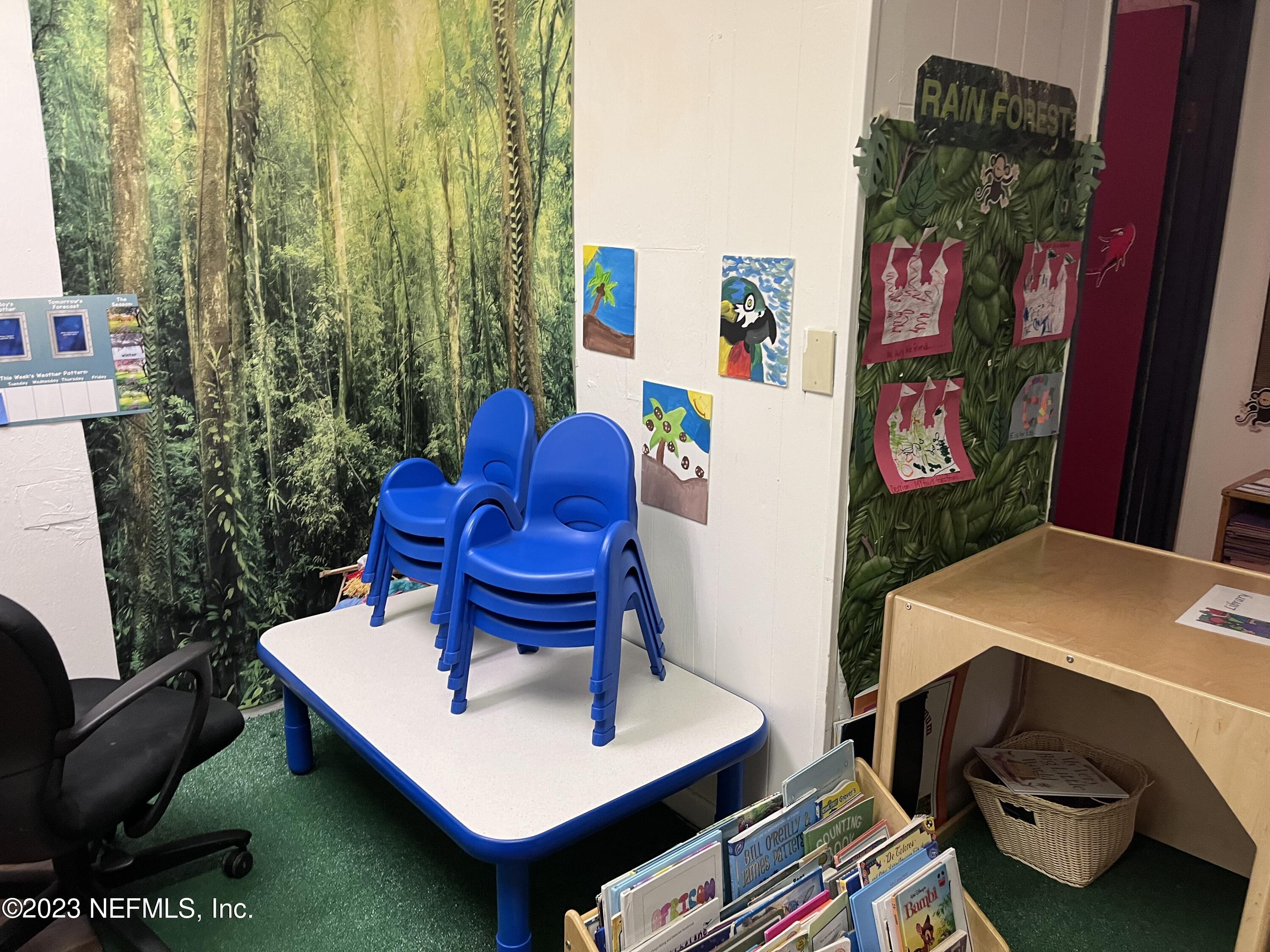 10367 Monaco Drive Jacksonville, FL 32218 - Photo 23 of 49 a room with furniture and a lamp