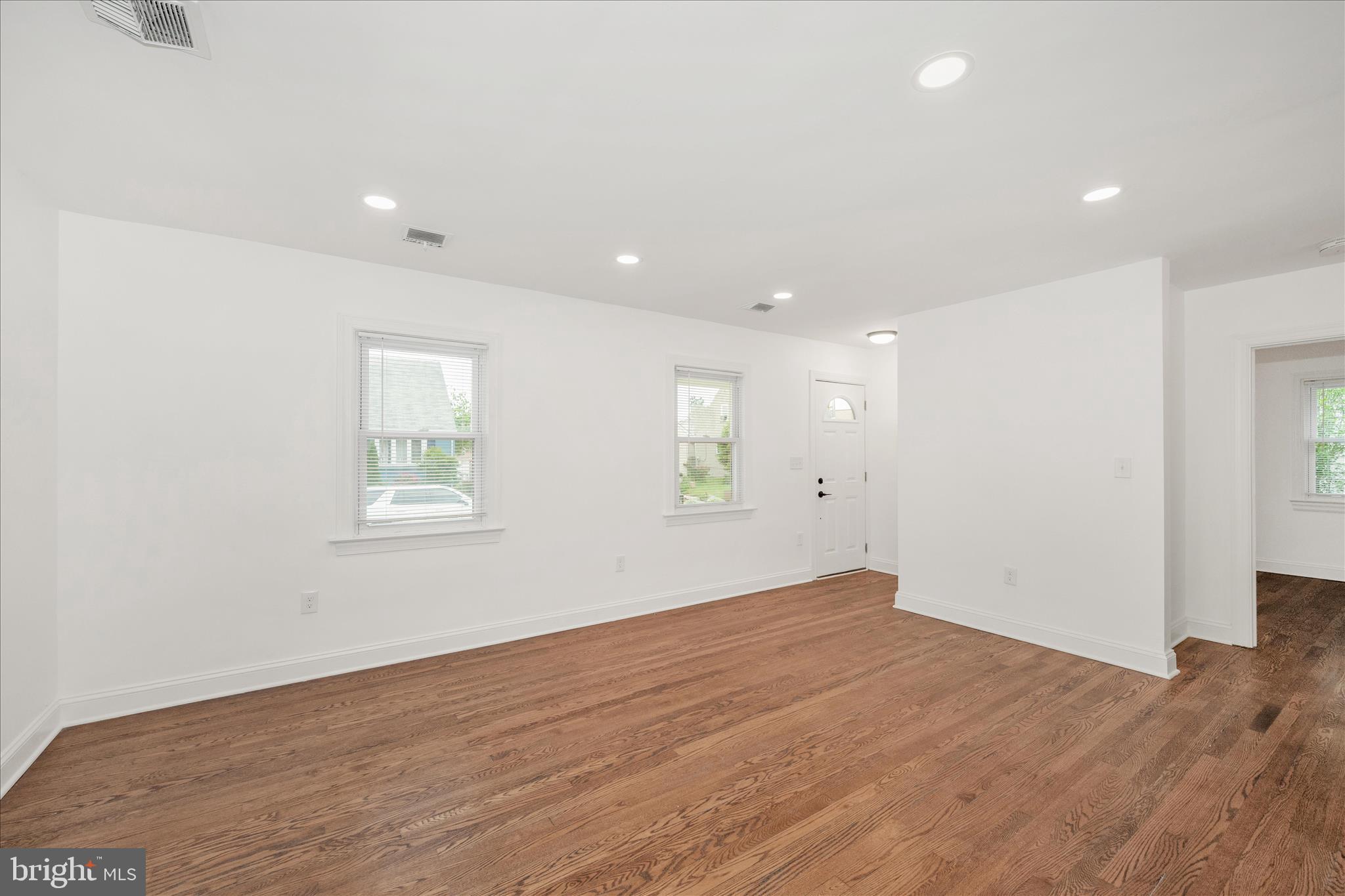 1925 Queensway Baltimore, MD 21222 - Photo 4 of 53 Living Room
