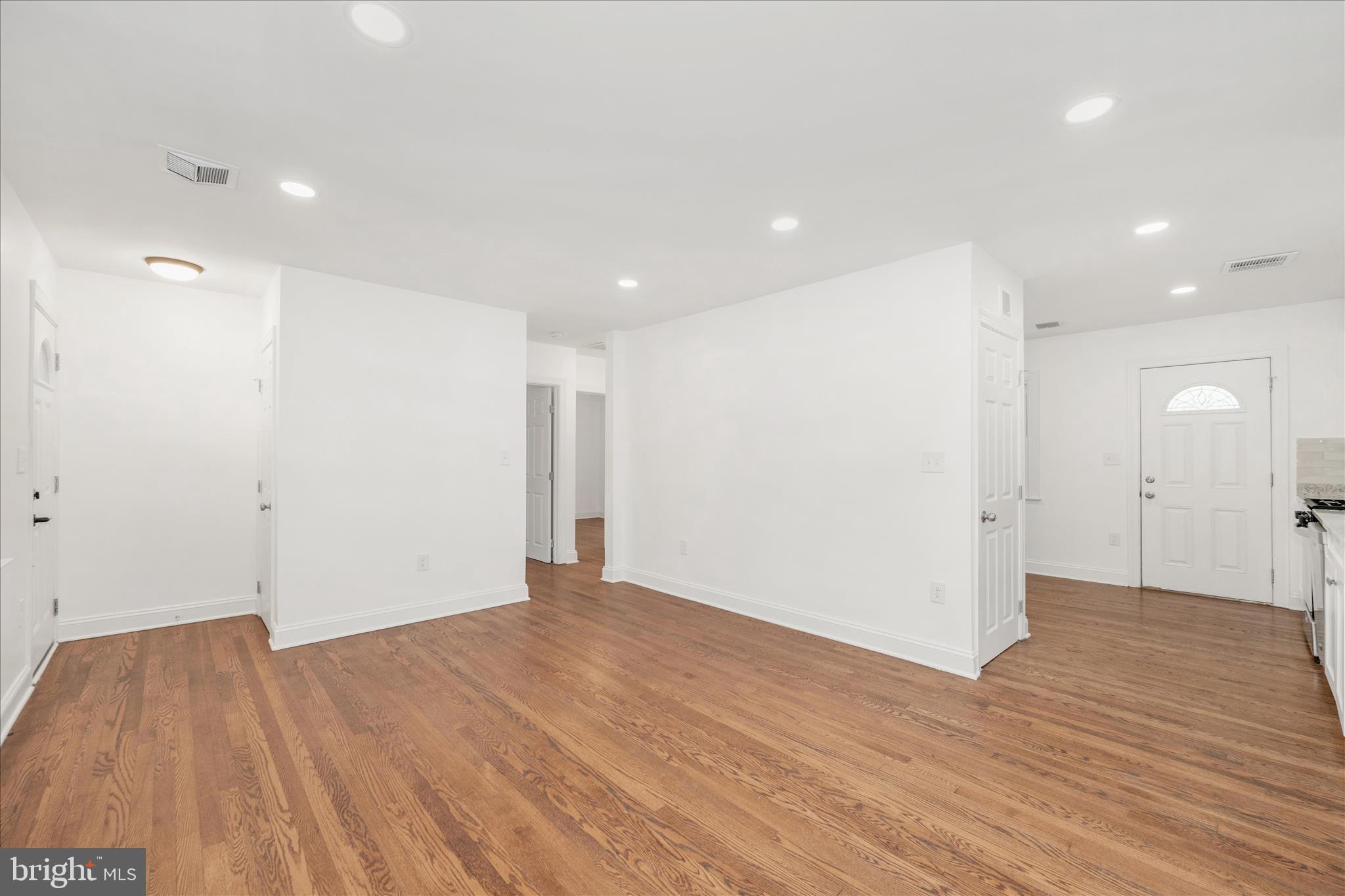 1925 Queensway Baltimore, MD 21222 - Photo 5 of 53 Living Room