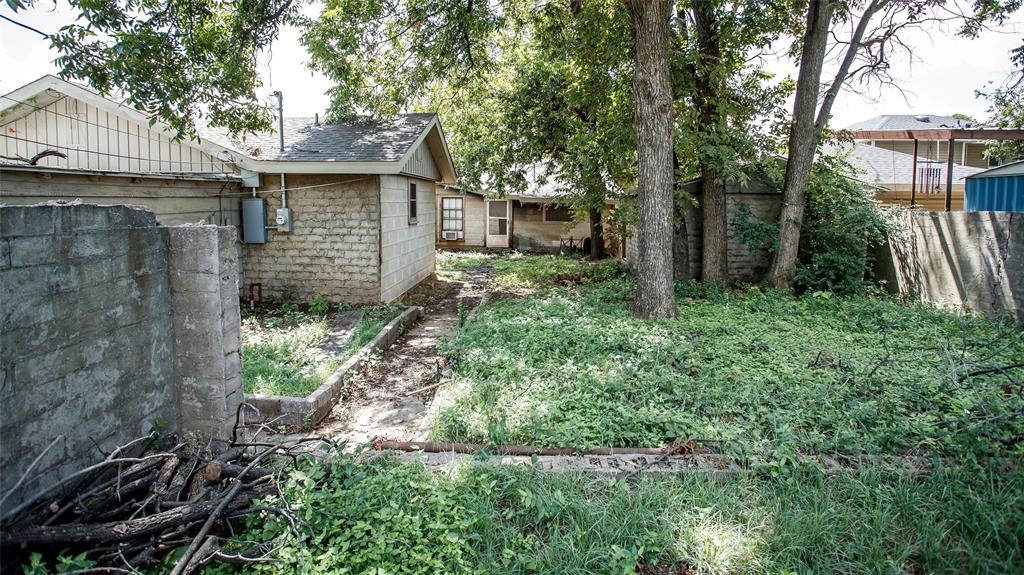 902 West Main Street Olney, TX 76374 - Photo 22 of 24 a backyard of a house with lots of green space