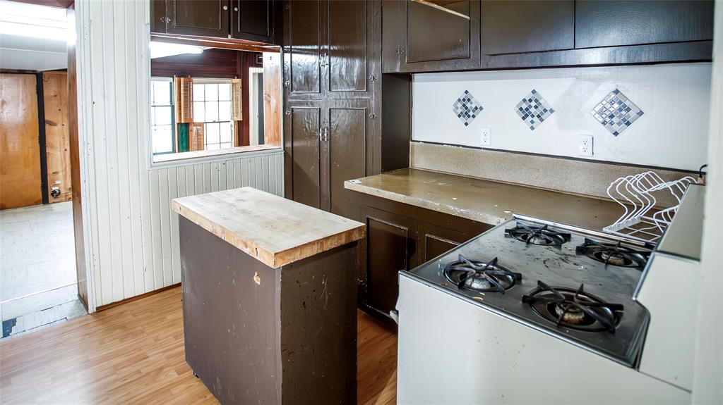 902 West Main Street Olney, TX 76374 - Photo 10 of 24 a kitchen with a stove and a refrigerator