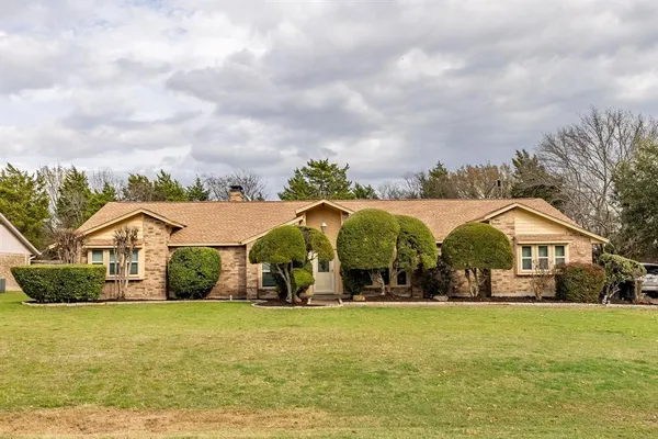 $400,000 | 328 Shadowwood Trail, Ovilla, TX 75154