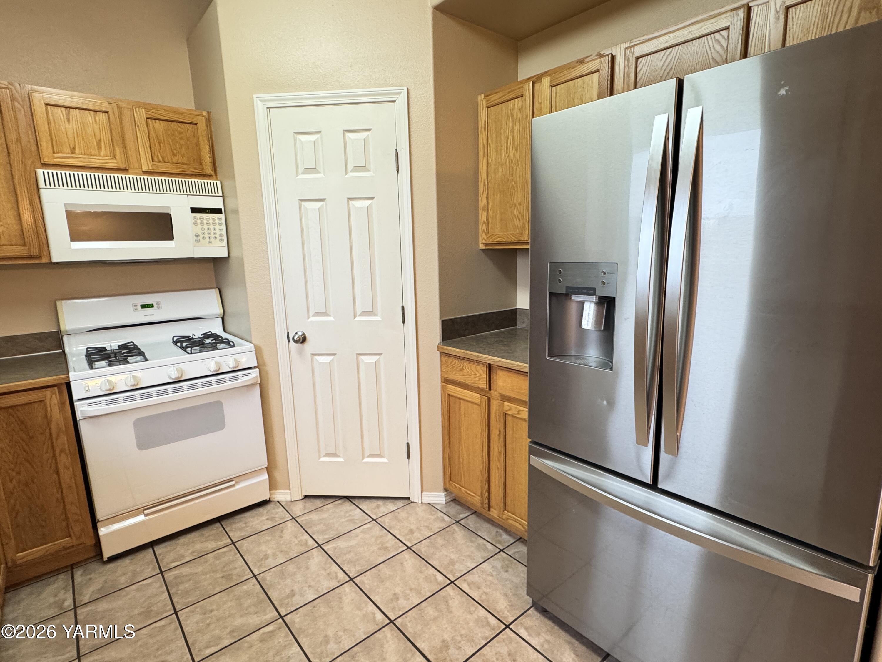 815 Jessica Court Grandview, WA 98930 - Photo 16 of 27 a kitchen with a refrigerator sink and stove