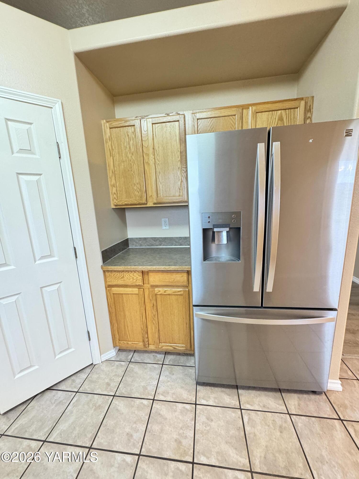 815 Jessica Court Grandview, WA 98930 - Photo 18 of 27 a kitchen with stainless steel appliances granite countertop a refrigerator and a stove
