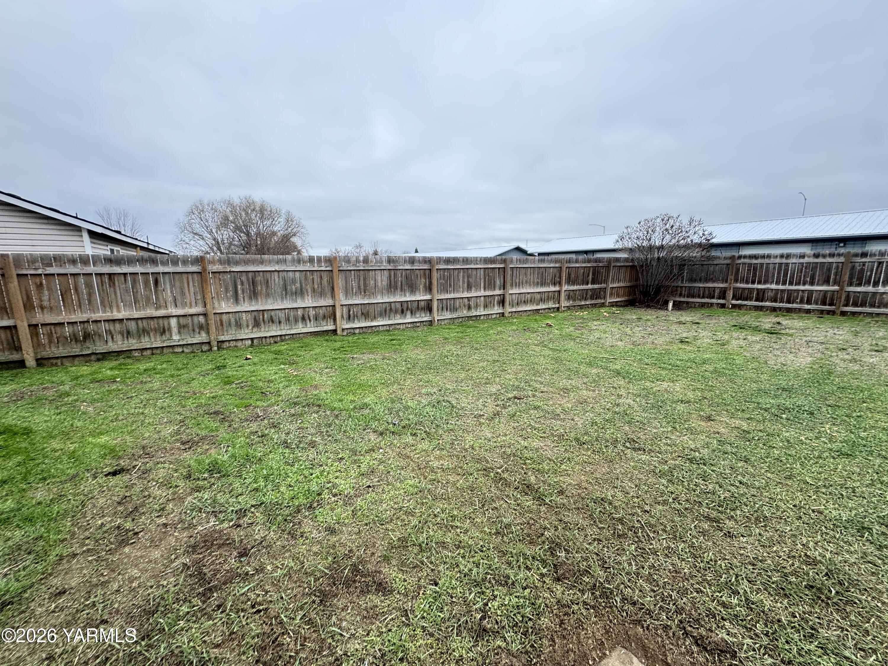 815 Jessica Court Grandview, WA 98930 - Photo 26 of 27 a view of a backyard with lawn chairs and plants