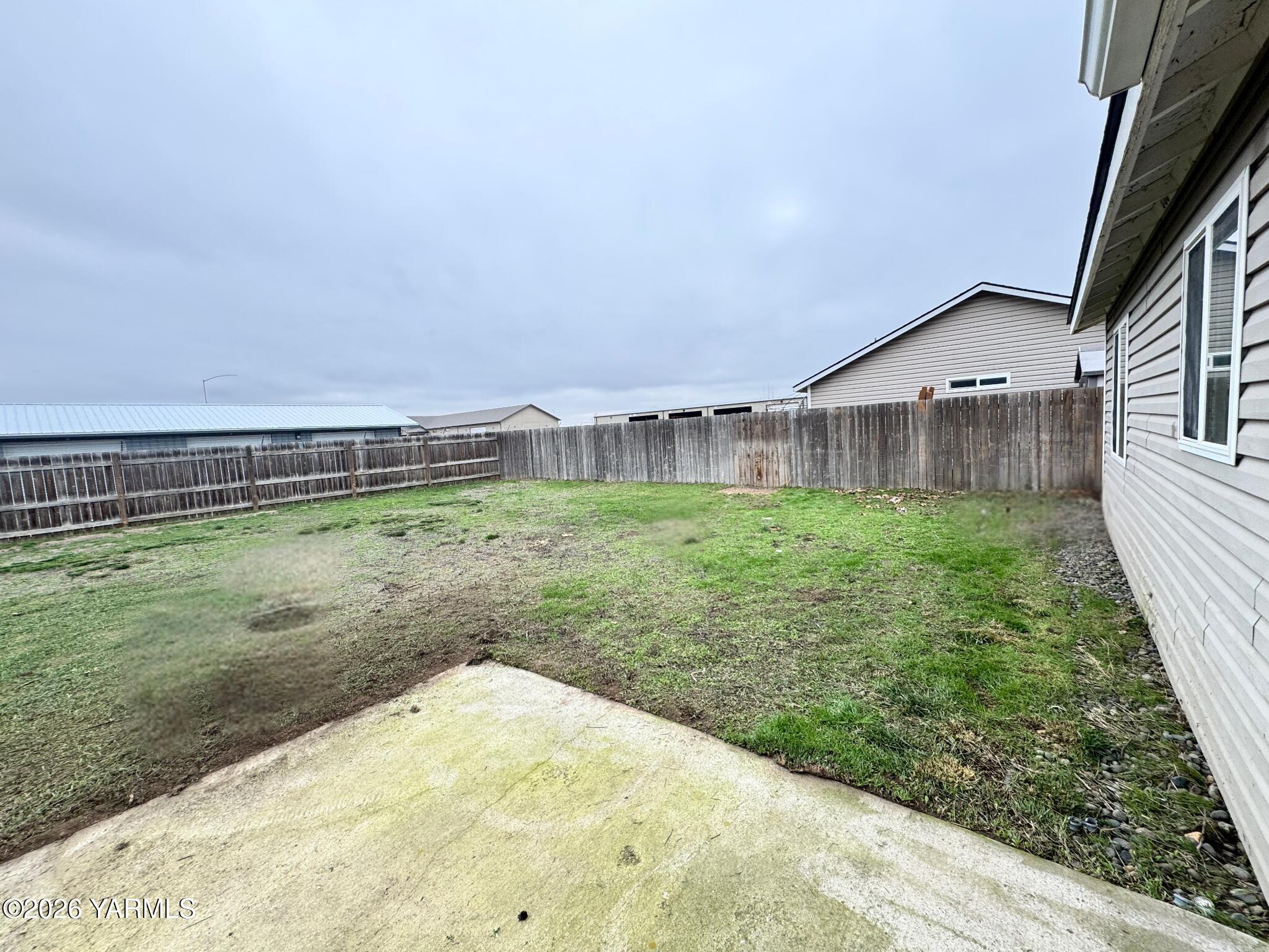 815 Jessica Court Grandview, WA 98930 - Photo 27 of 27 a backyard of a house with lots of green space