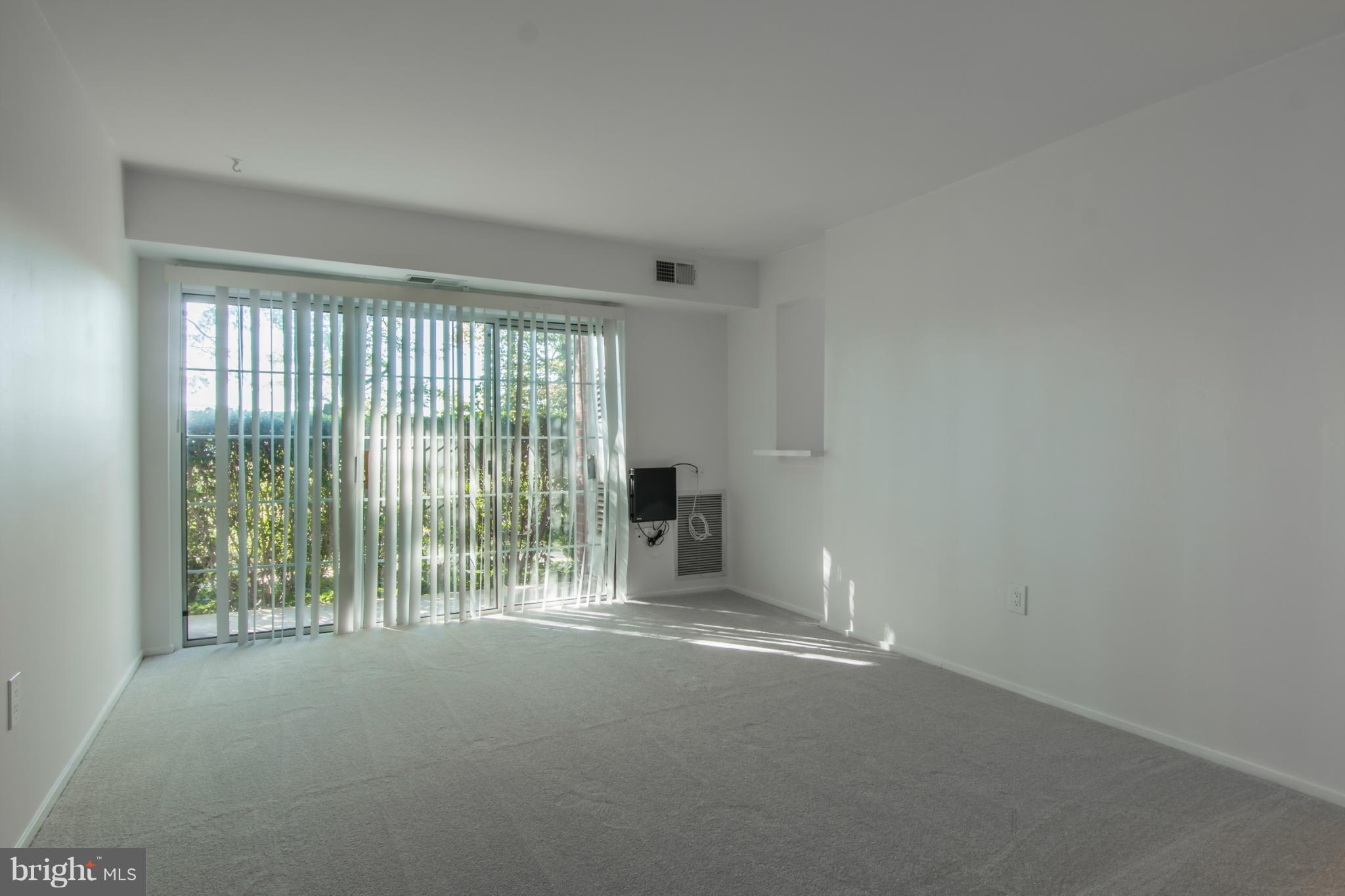 5613 Franconia Road, Unit 201 Alexandria, VA 22310 - Photo 4 of 14 Living Room