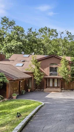 $5,000 | 1 Brothers Court, Dix Hills, NY 11746