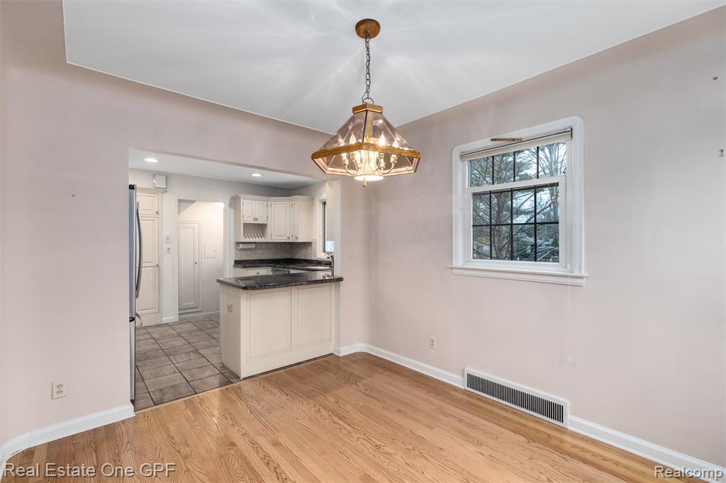 1488 Roslyn Road Grosse Pointe Woods, MI 48236 - Photo 7 of 40