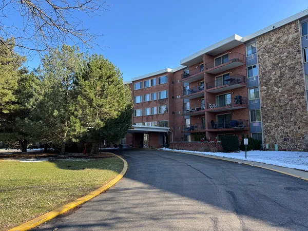 $294,900 | 18 East Old Willow Road, Unit 522N, Prospect Heights, IL 60070