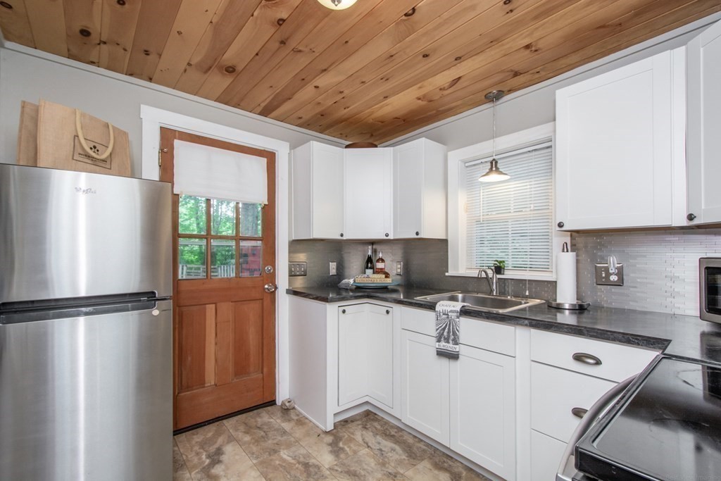 8 Peters Avenue Rutland, MA 01543 - Photo 14 of 41
