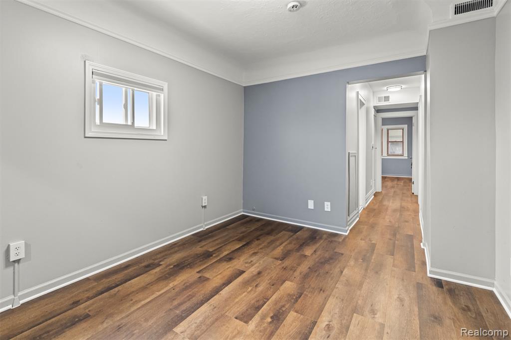 5920 Chase Road Dearborn, MI 48126 - Photo 4 of 37