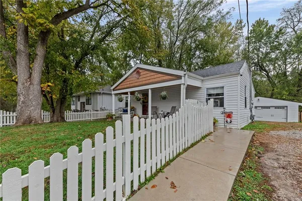 $275,000 | 605 4 Street, Weston, MO 64098