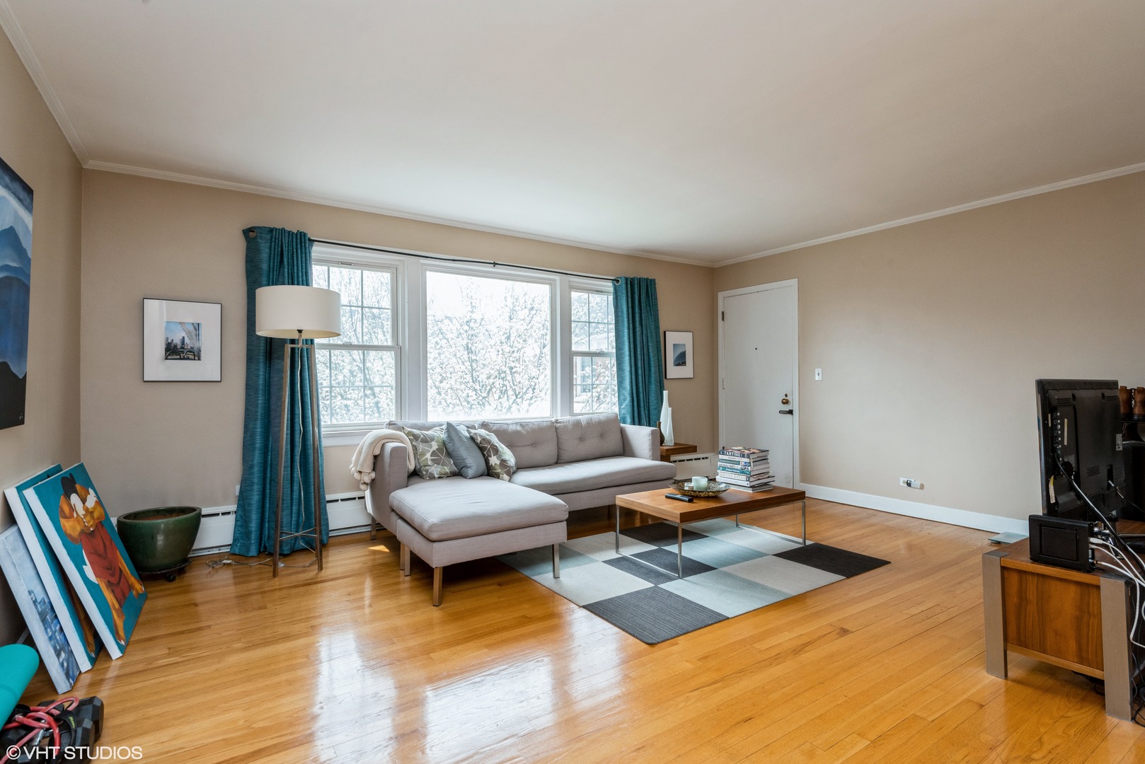 344 Ridge Avenue, Unit 3 Evanston, IL 60202 - Photo 3 of 13 a living room with furniture and a flat screen tv