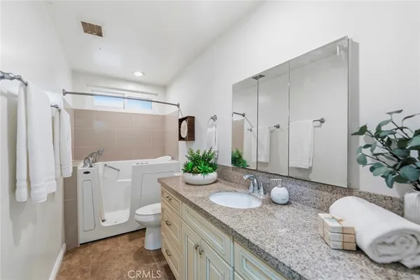$650,000 | 11736 215th Street, Lakewood, CA 90715